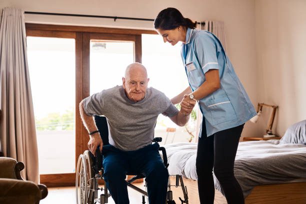 شرح وظایف پرستار سالمند در منزل مراقبت از سالمند 
