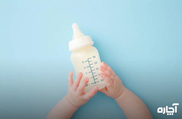 پرستار نوزاد در منزل شیر دادن به بچه