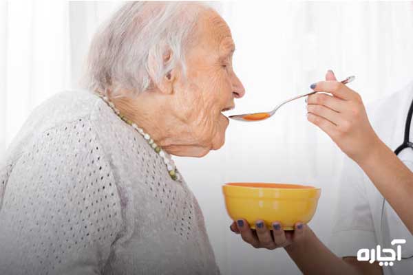 غذا دادن به بیمار سالمند 