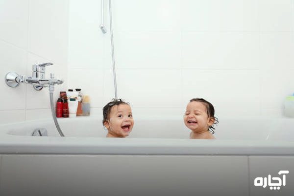پرستار نوزاد دوقلو حمام کردن