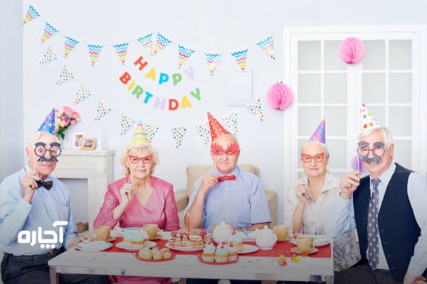 جشن تولد سالمندان با هم سن و سال های خودشان 