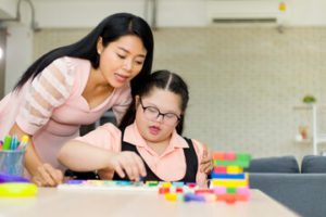 پرستار کودک اوتیسم چه کمکی می‌تواند کند